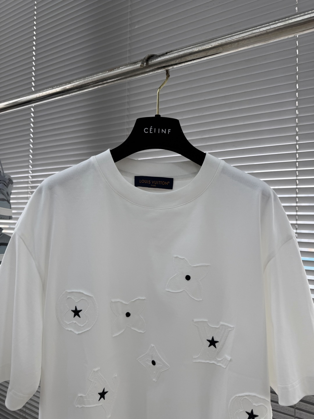 ルイヴィトン ブランド コピー モノグラムワッペン半袖Tシャツ 男女兼用 丁寧な縫製 快適仕様_6