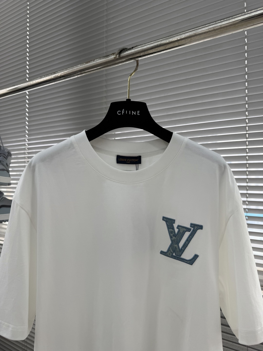 ルイヴィトン スーパーコピー LVロゴ刺繍半袖Tシャツ シンプルデザイン 定番_4