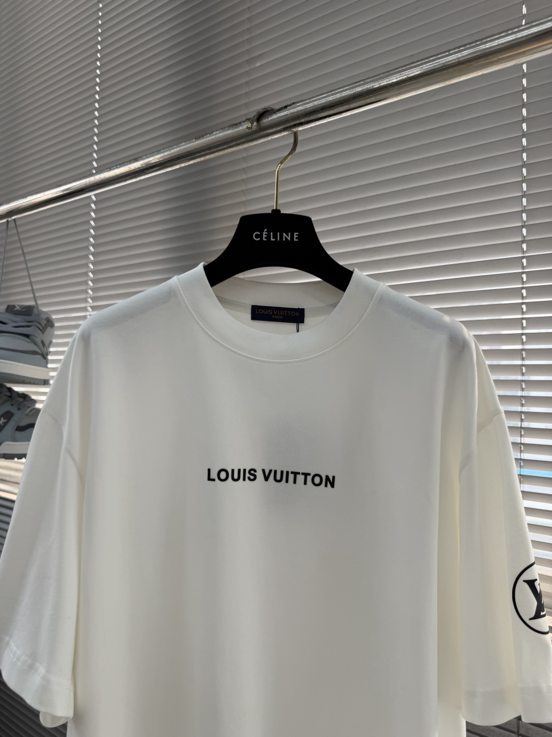ルイヴィトン 格安 ロゴプリント半袖Tシャツ 肌触り良好 安全取引_5