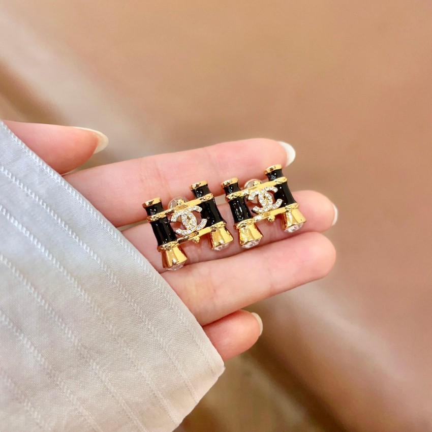 シャネル スーパーコピー 双眼鏡モチーフピアス CCロゴ装飾 エレガントデザイン 高級感仕上げ_1