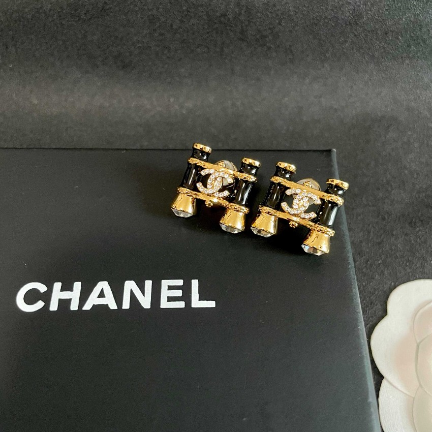 シャネル スーパーコピー 双眼鏡モチーフピアス CCロゴ装飾 エレガントデザイン 高級感仕上げ_4