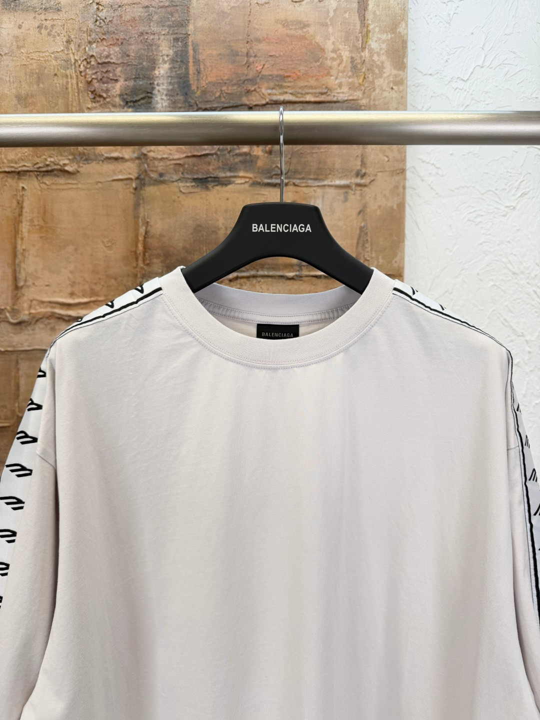 バレンシアガ ハイブランド ロゴライン半袖Tシャツ クルーネック ミニマルデザイン 高評価_3