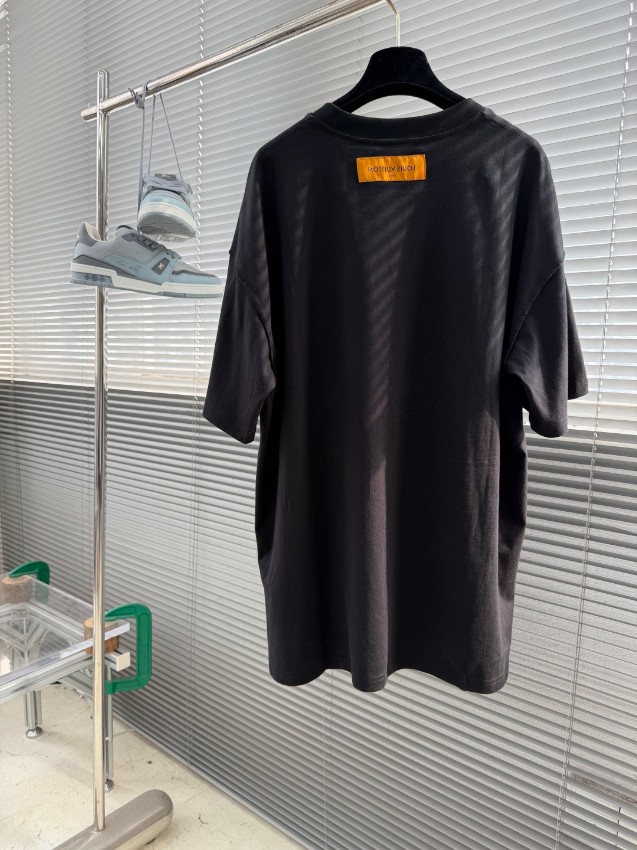 ルイヴィトン ハイブランド 半袖Tシャツ エンボスロゴミニマルデザイン 実店舗運営_5