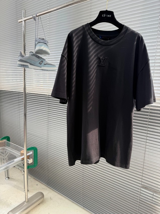 ルイヴィトン ハイブランド 半袖Tシャツ エンボスロゴミニマルデザイン 実店舗運営_6