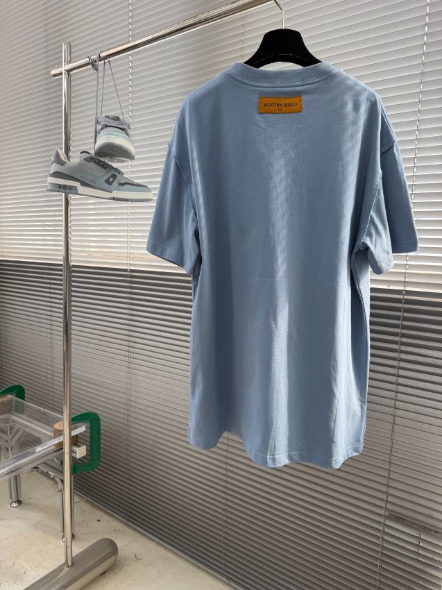 ルイヴィトン 格安 半袖Tシャツ エンボスロゴミニマルデザイン 高品質_5