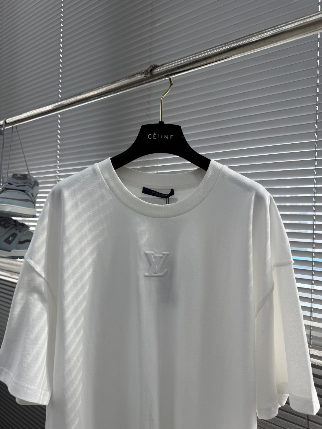 ルイヴィトン スーパーコピー 半袖Tシャツ エンボスロゴシンプル 丁寧な縫製_6