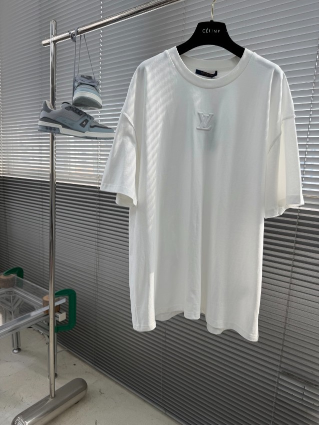 ルイヴィトン スーパーコピー 半袖Tシャツ エンボスロゴシンプル 丁寧な縫製_4