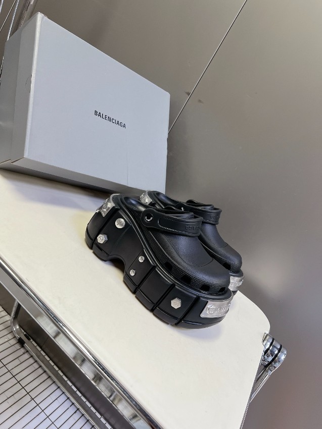 バレンシアガ n級 厚底クロッグサンダル メタル装飾重厚デザイン 口コミ多数人気モデル_1