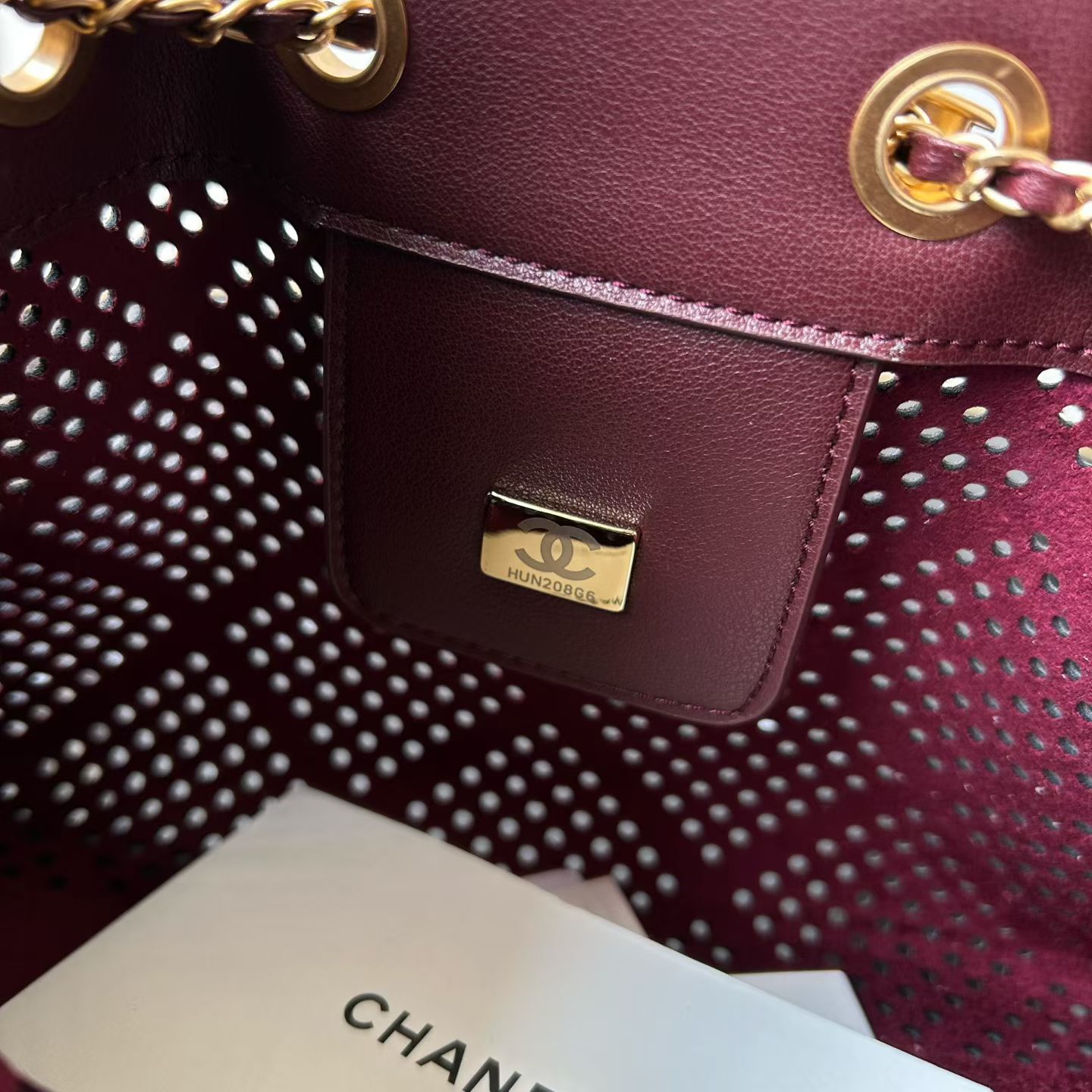 シャネル スーパーコピー パンチングレザーチェーンショルダーバッグ 上質感 高評価_3