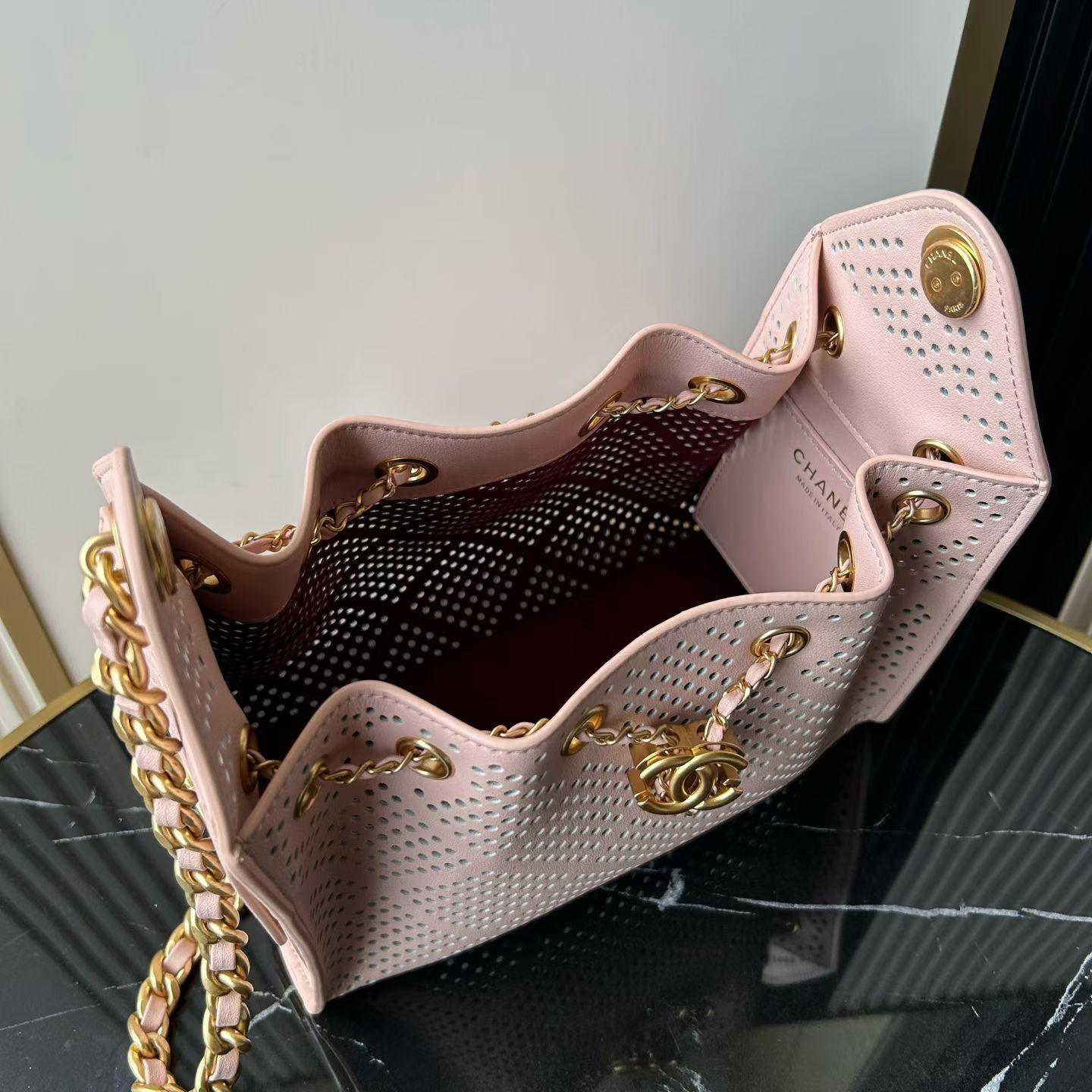 シャネル 格安 パンチングレザーチェーンショルダーバッグ フェミニンデザイン 高品質_5