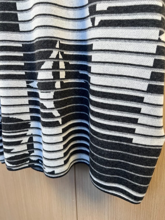 ルイヴィトン 格安 モノグラムボーダー半袖Tシャツ グラフィックデザイン 個性派スタイル 口コミ多数_6