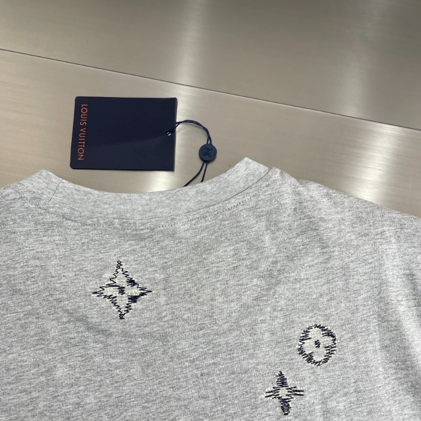 ルイヴィトン 本物級コピー ミニロゴ刺繍半袖Tシャツ シンプルデザイン 上質感 リピーター多数_1