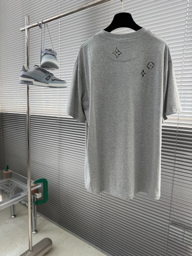 ルイヴィトン 本物級コピー ミニロゴ刺繍半袖Tシャツ シンプルデザイン 上質感 リピーター多数_5