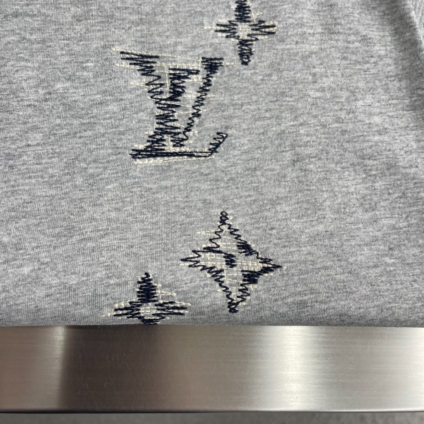 ルイヴィトン 本物級コピー ミニロゴ刺繍半袖Tシャツ シンプルデザイン 上質感 リピーター多数_6