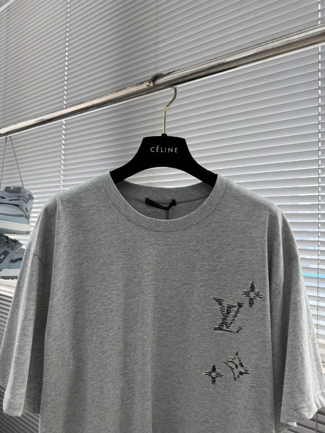 ルイヴィトン 本物級コピー ミニロゴ刺繍半袖Tシャツ シンプルデザイン 上質感 リピーター多数_7