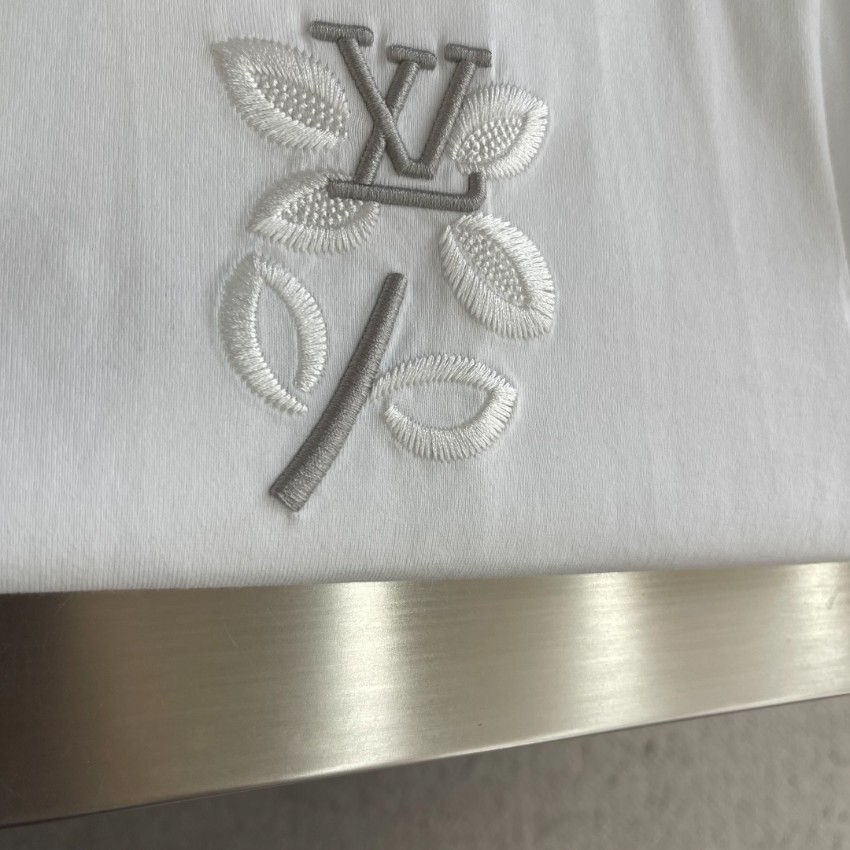 ルイヴィトン 本物級コピー ワンポイントロゴ半袖Tシャツ ミニ刺繍デザイン 清潔感ある仕上げ 即納対応_2
