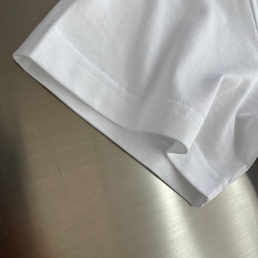 ルイヴィトン 本物級コピー ワンポイントロゴ半袖Tシャツ ミニ刺繍デザイン 清潔感ある仕上げ 即納対応_1