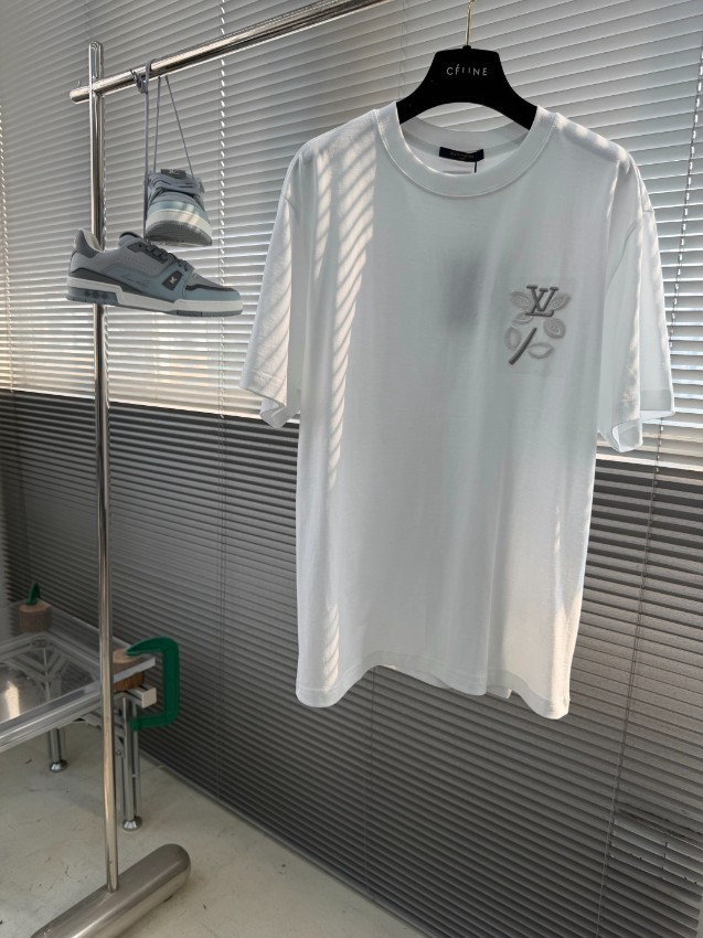 ルイヴィトン 本物級コピー ワンポイントロゴ半袖Tシャツ ミニ刺繍デザイン 清潔感ある仕上げ 即納対応_5