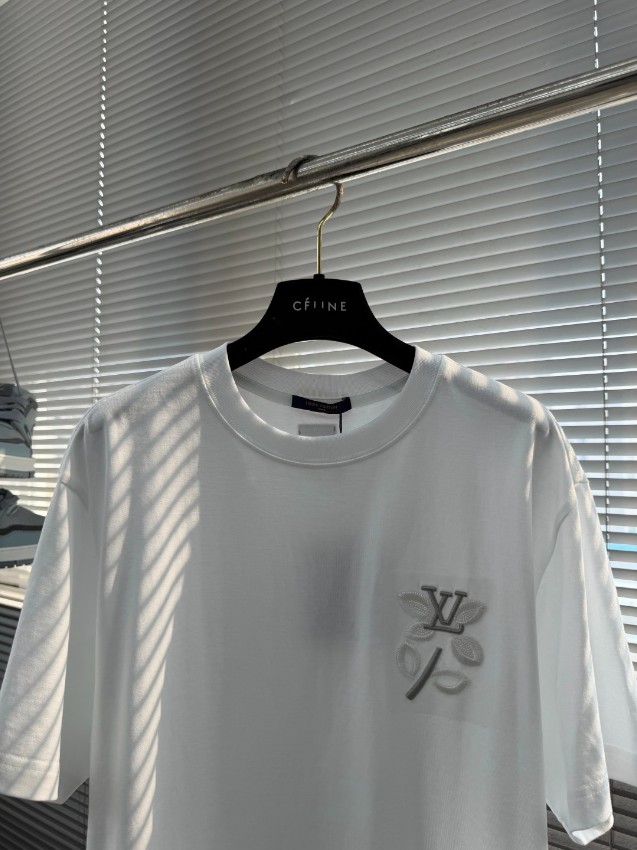 ルイヴィトン 本物級コピー ワンポイントロゴ半袖Tシャツ ミニ刺繍デザイン 清潔感ある仕上げ 即納対応_6