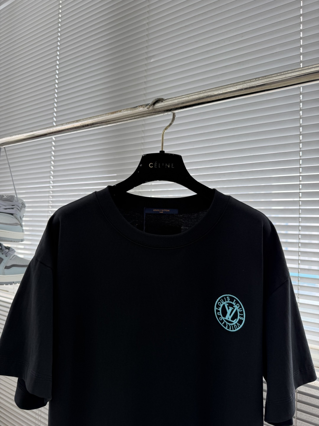ルイヴィトン スーパーコピー サークルロゴ半袖Tシャツ ワンポイントデザイン 精密ディテール 数量限定入荷_7