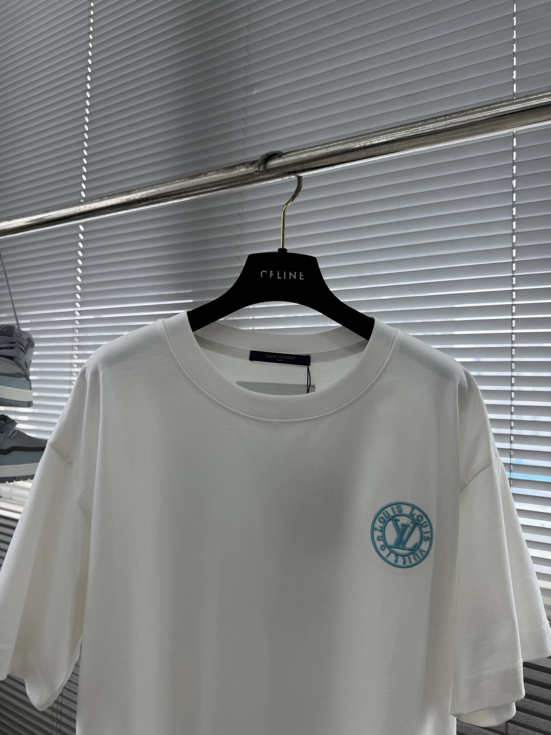 ルイヴィトン ブランド コピー サークルロゴ半袖Tシャツ ワンポイントデザイン 清潔感ある仕上げ 長年の実績_6