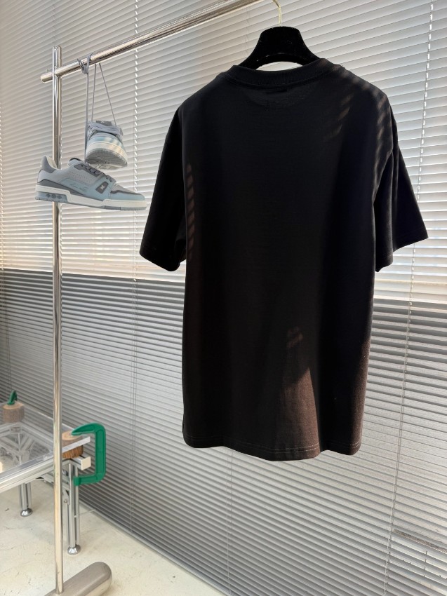 ルイヴィトン ハイブランド ポケットロゴ半袖Tシャツ 立体刺繍デザイン 上質感 高級感仕上げ_4