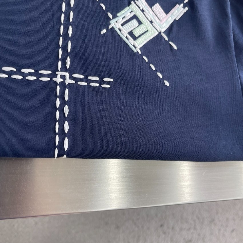 フェンディ スーパーコピー グラフィックTシャツ 刺繍ラインデザイン 高級感仕上げ_1