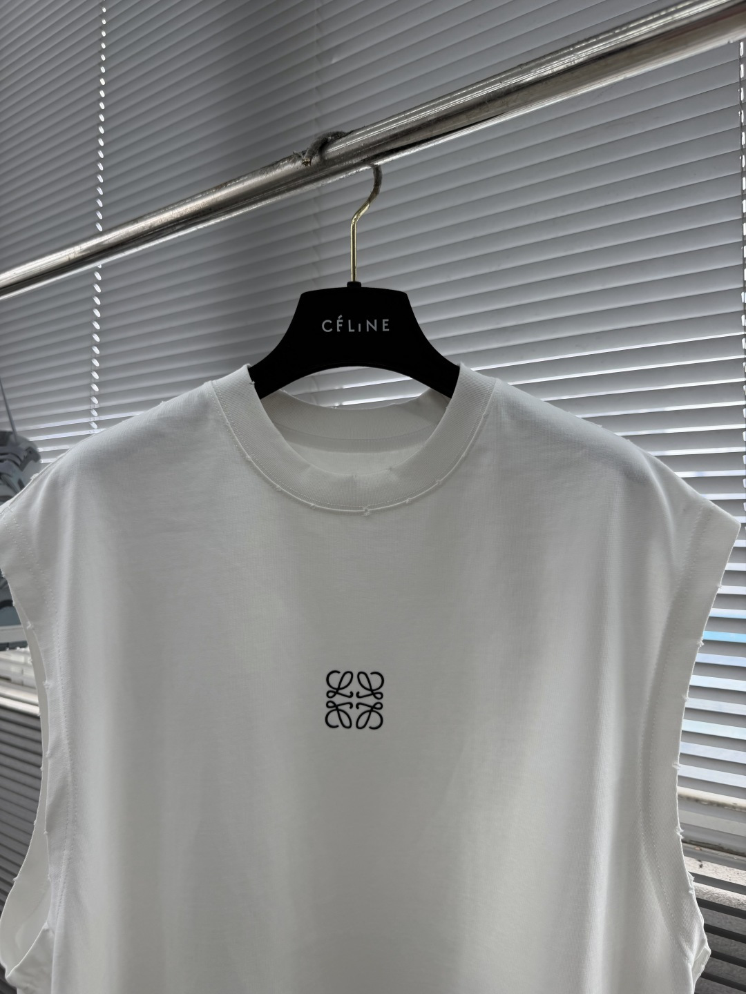 ロエベ スーパーコピー ノースリーブTシャツ アナグラム刺繍 ミニマル設計 口コミ多数_6