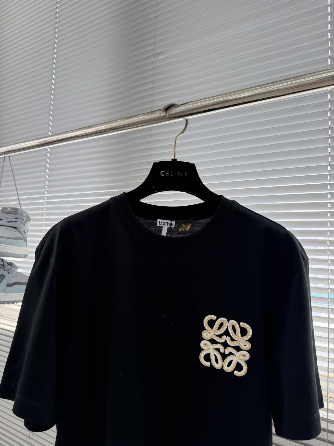 ロエベ ブランド コピー アナグラム刺繍Tシャツ 半袖ミニマルデザイン 高評価_7