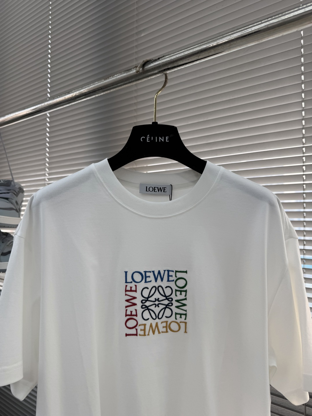 ロエベ スーパーコピー マルチロゴ刺繍Tシャツ 半袖アートデザイン 上質感_6