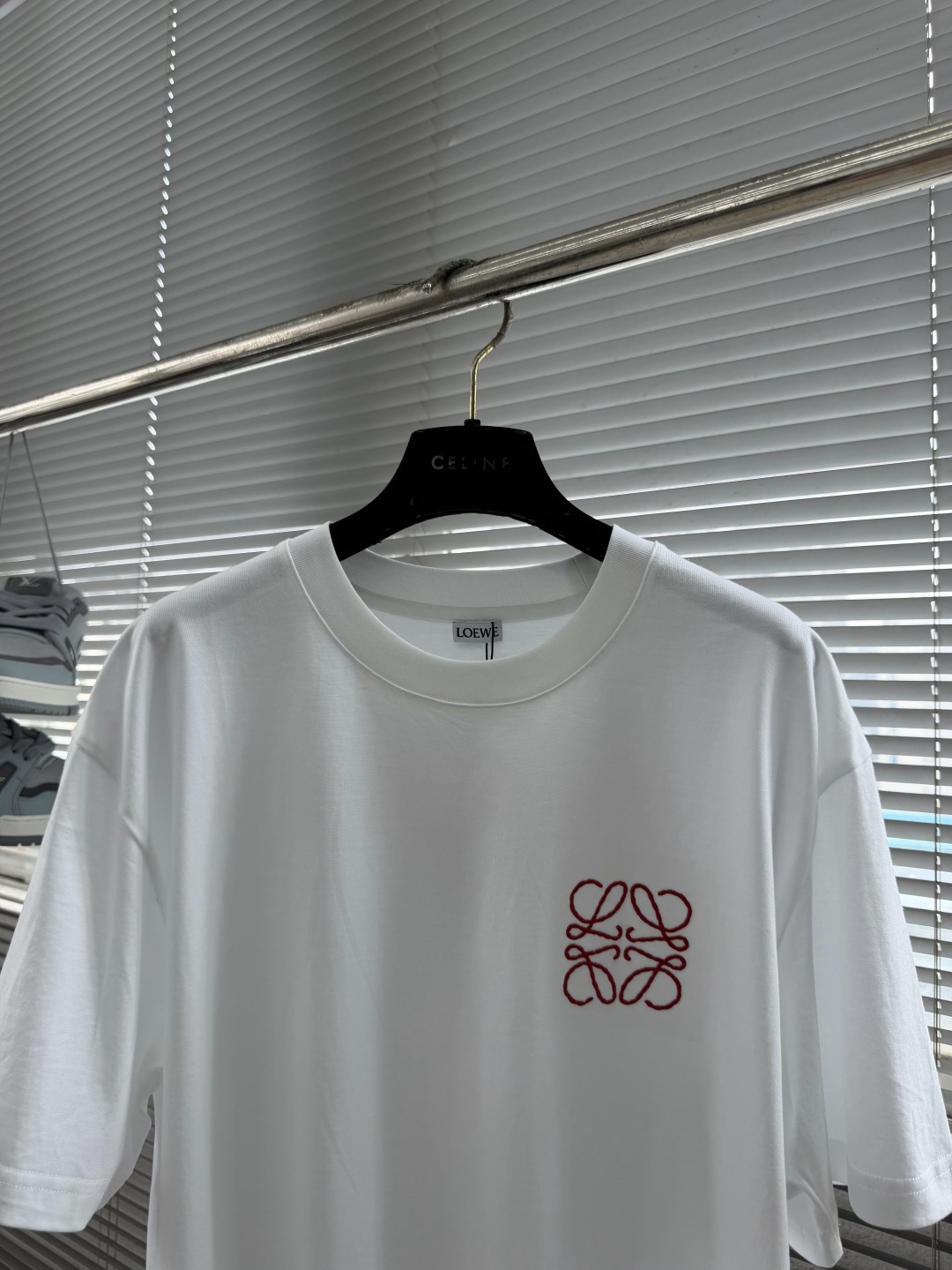 ロエベ 本物級コピー アナグラム刺繍Tシャツ 半袖ミニマルデザイン 精密ディテール_6