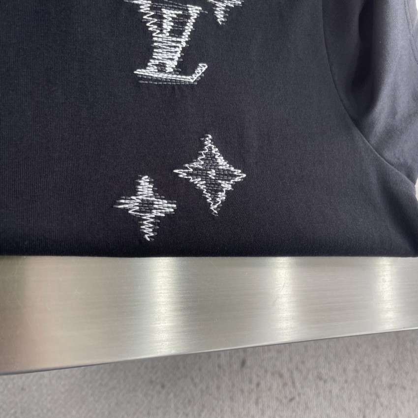 ルイヴィトン ブランド コピー Tシャツ ロゴ刺繍デザイン ブラック仕上げ 男女兼用_1