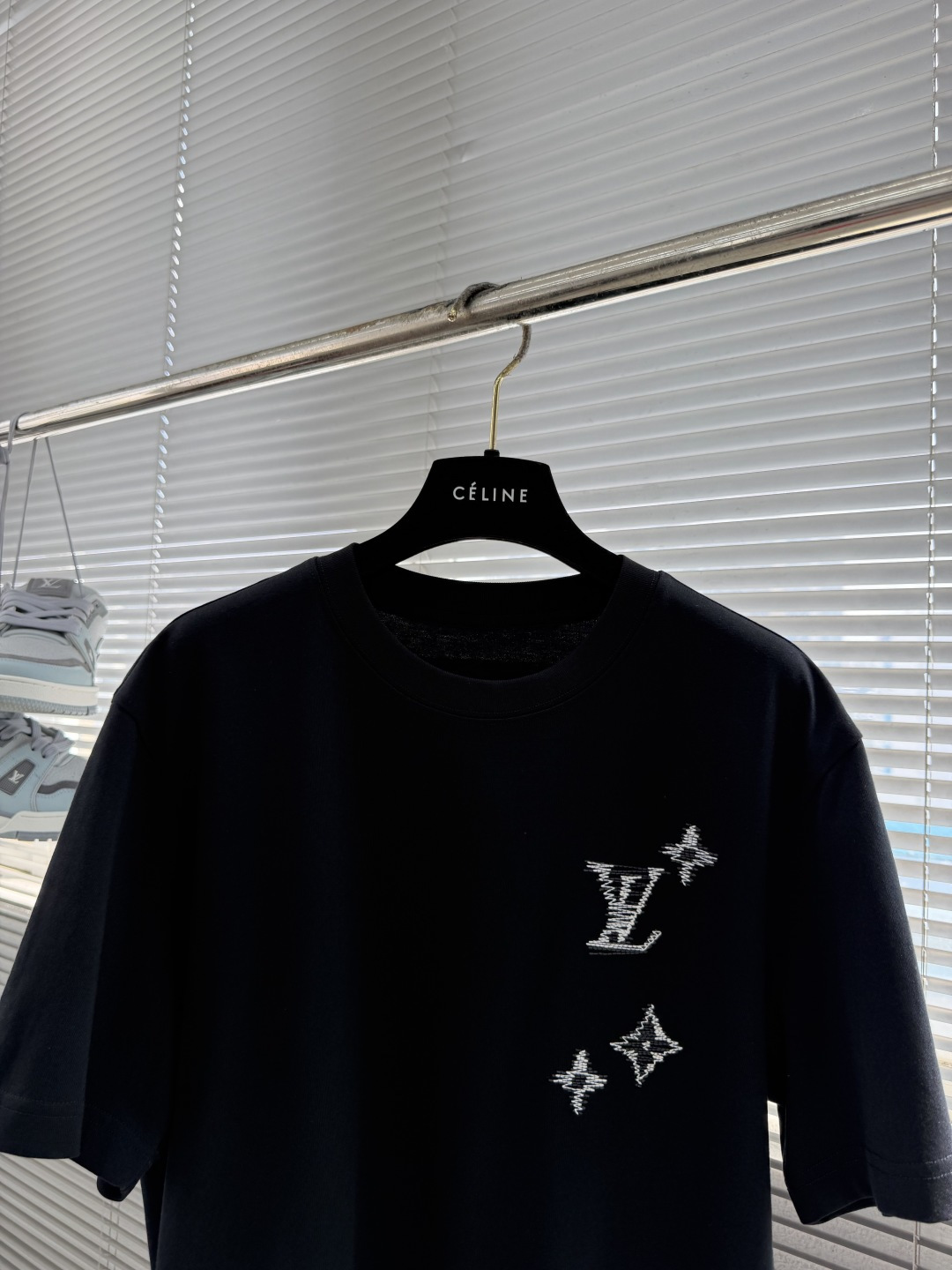 ルイヴィトン ブランド コピー Tシャツ ロゴ刺繍デザイン ブラック仕上げ 男女兼用_6