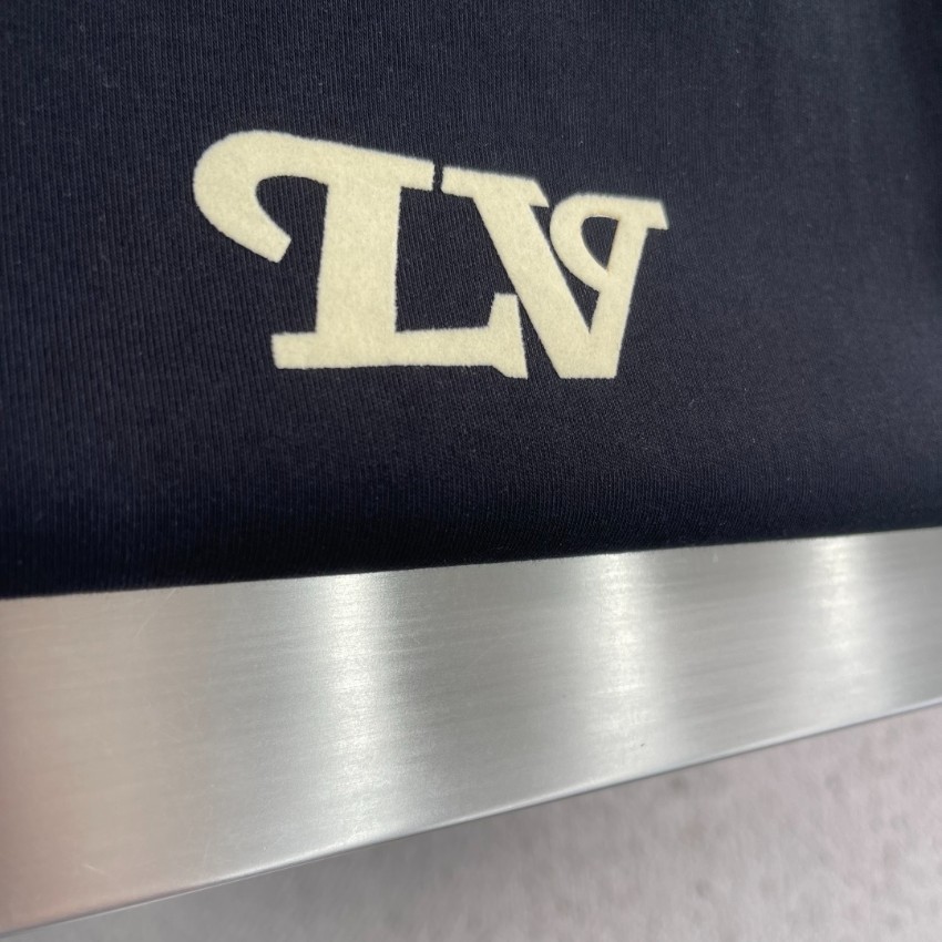 ルイヴィトン ブランド コピー LVロゴ半袖Tシャツ ミニマルデザイン 高再現度_1