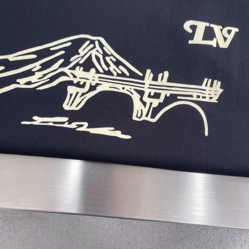 ルイヴィトン ブランド コピー LVロゴ半袖Tシャツ ミニマルデザイン 高再現度_3