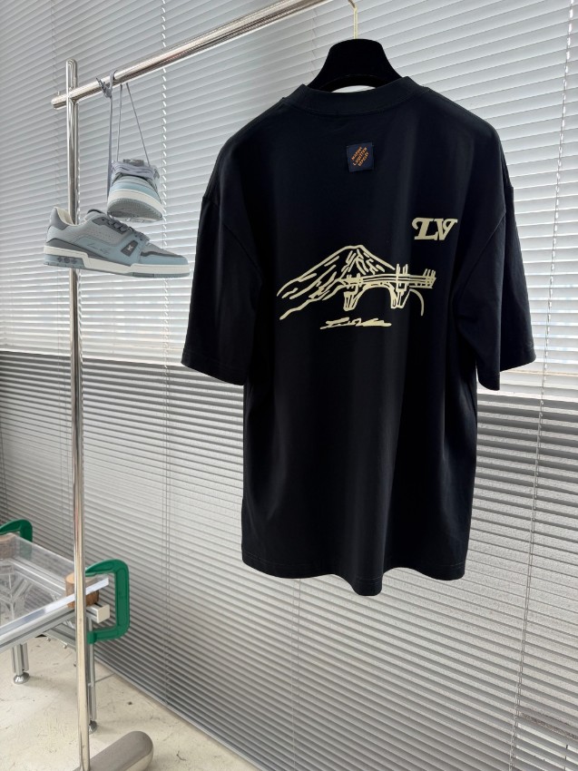 ルイヴィトン ブランド コピー LVロゴ半袖Tシャツ ミニマルデザイン 高再現度_5