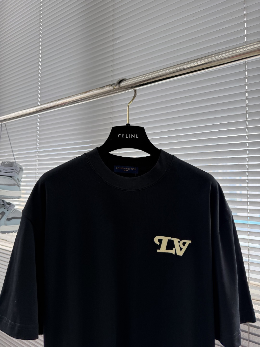 ルイヴィトン ブランド コピー LVロゴ半袖Tシャツ ミニマルデザイン 高再現度_6