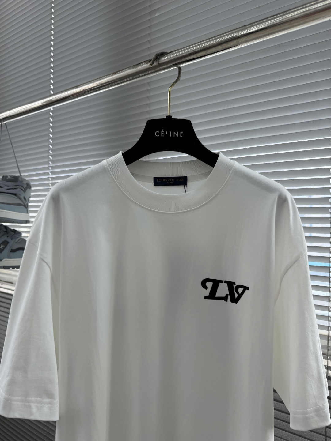 ルイヴィトン n級 LVロゴ半袖Tシャツ ミニマルデザイン 上質感_6