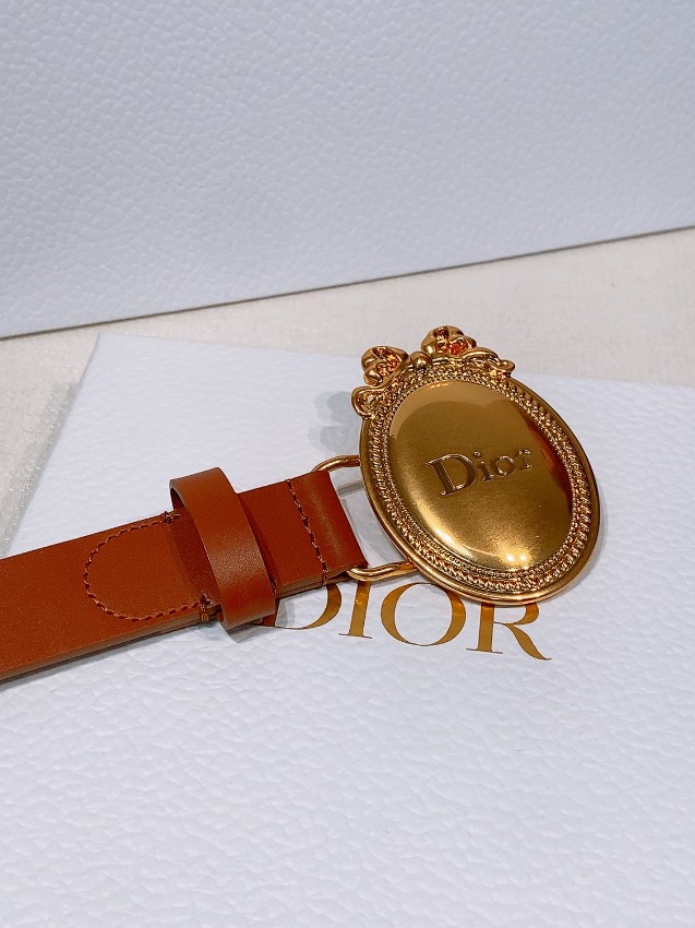 ディオール ブランド コピー レザーベルト メダリオンバックル装飾 高級感仕上げ_2