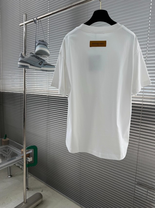 ルイヴィトン 本物級コピー 刺繍ワンポイントTシャツ 半袖ミニマルデザイン 口コミ多数_4