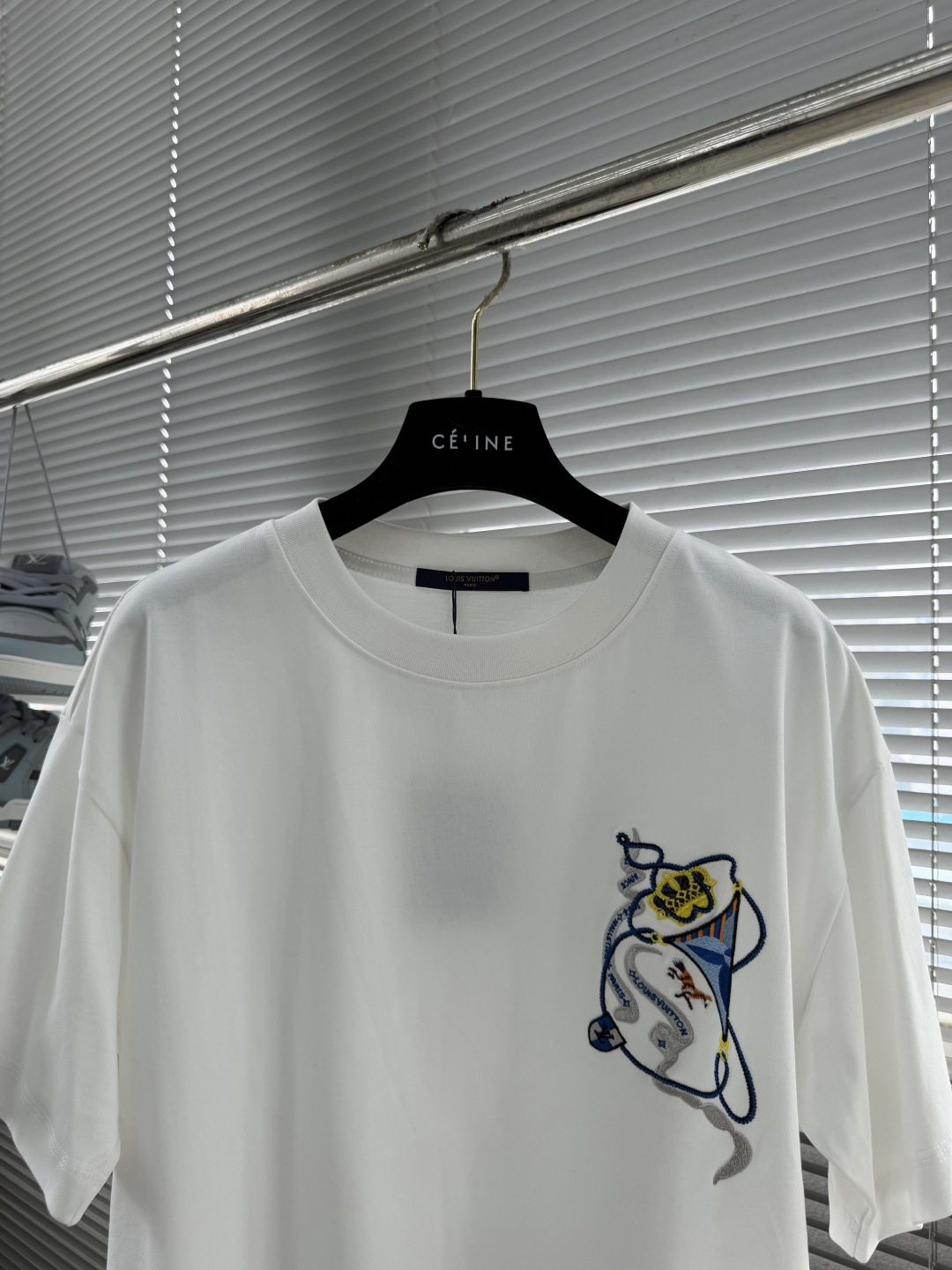 ルイヴィトン 本物級コピー 刺繍ワンポイントTシャツ 半袖ミニマルデザイン 口コミ多数_6