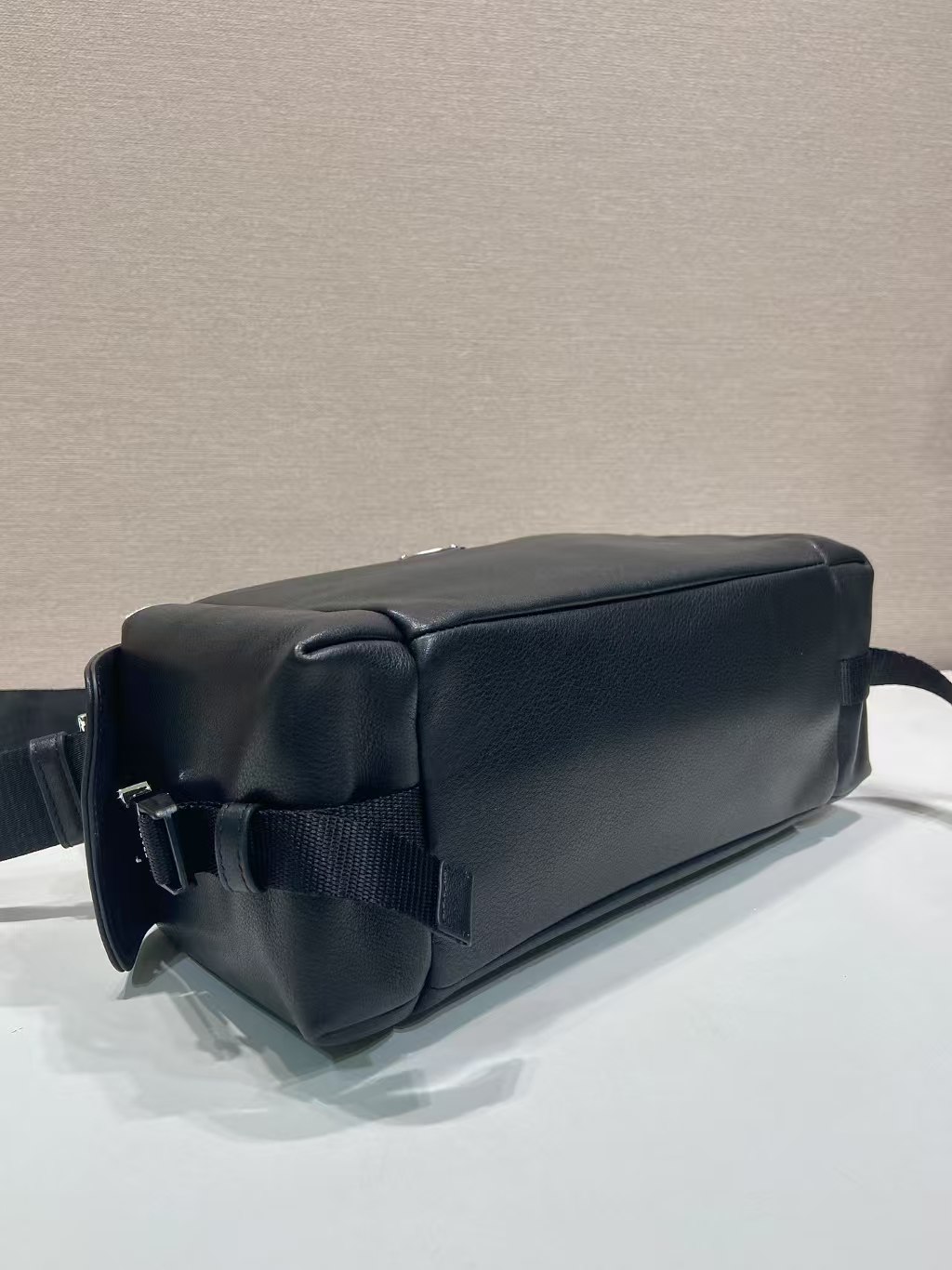 プラダ ブランド コピー レザーショルダーバッグ 2WAYストラップ設計 上質感_4