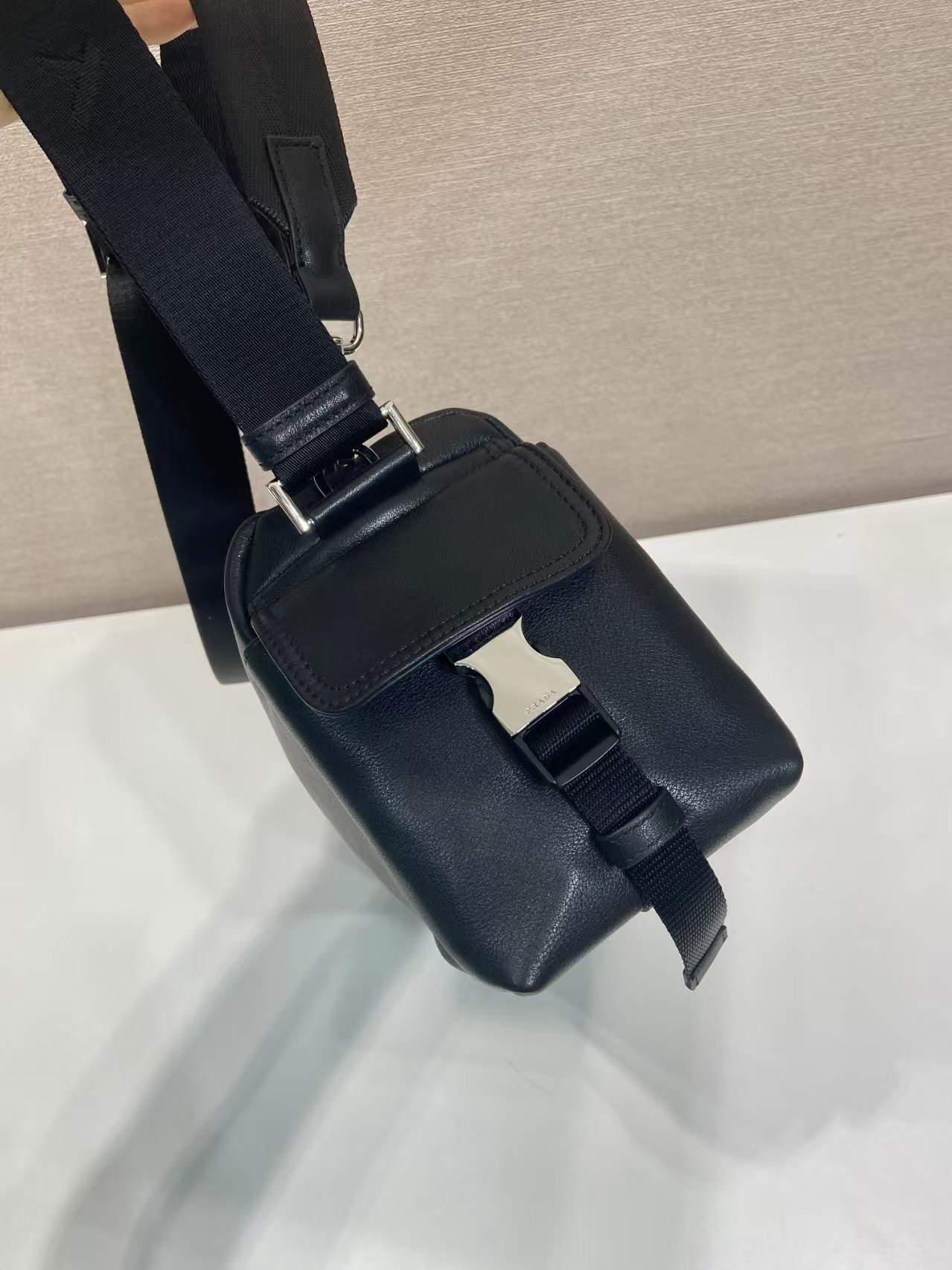 プラダ ブランド コピー レザーショルダーバッグ 2WAYストラップ設計 上質感_9