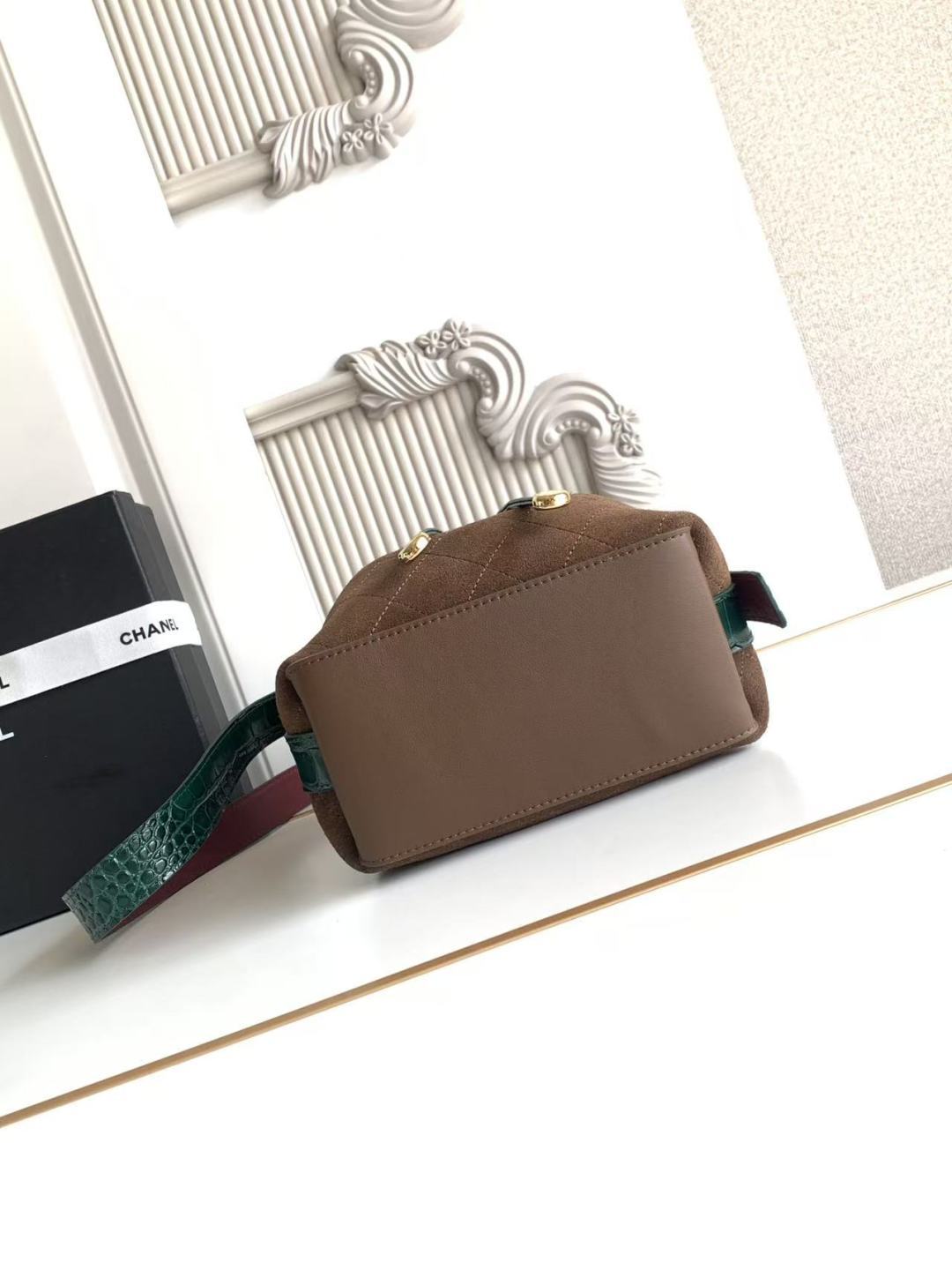シャネル ブランド コピー ミニ巾着ショルダーバッグ ブラウン スエード調 グリーン型押し 高級感仕上げ_5