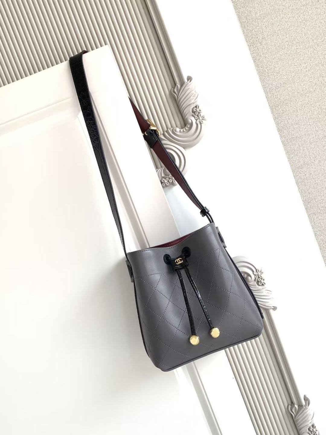 シャネル 格安 ミニ巾着ショルダーバッグ グレー レザー調 ブラック型押しストラップ 発送保証_2