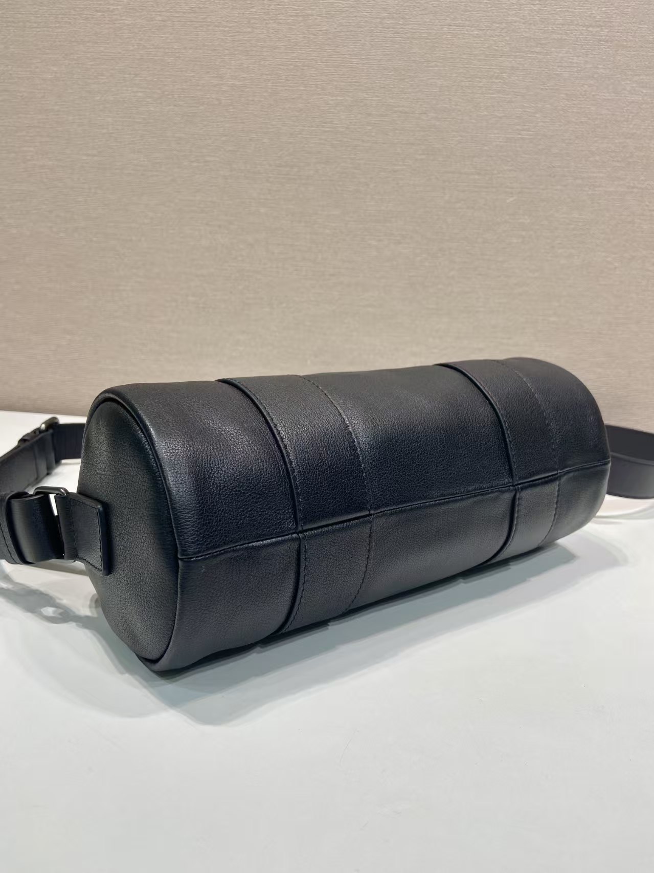 プラダ スーパーコピー ボストンバッグ ブラックレザー 2WAYショルダー メタルアイレット 定番_5