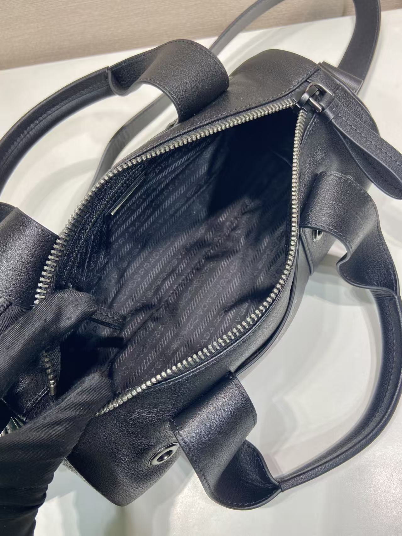 プラダ スーパーコピー ボストンバッグ ブラックレザー 2WAYショルダー メタルアイレット 定番_6