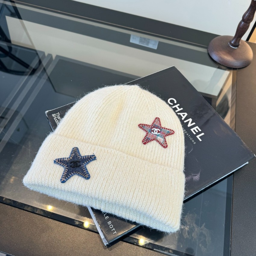 シャネル スーパーコピー ニット帽 アイボリー 星型ワッペン ココマーク刺繍 リブ編み 折り返しデザイン 秋冬コーデ 定番_3