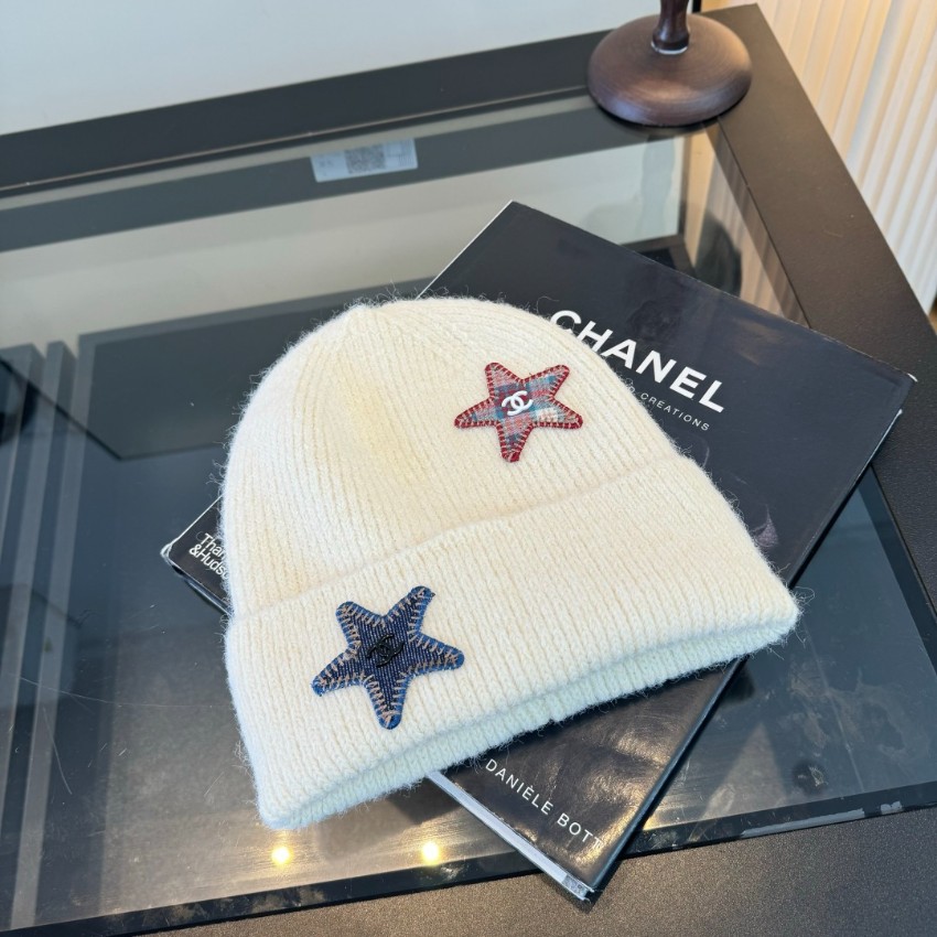 シャネル スーパーコピー ニット帽 アイボリー 星型ワッペン ココマーク刺繍 リブ編み 折り返しデザイン 秋冬コーデ 定番_2