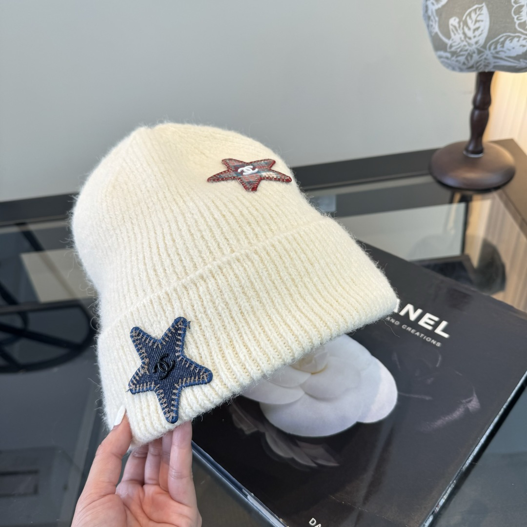 シャネル スーパーコピー ニット帽 アイボリー 星型ワッペン ココマーク刺繍 リブ編み 折り返しデザイン 秋冬コーデ 定番_4